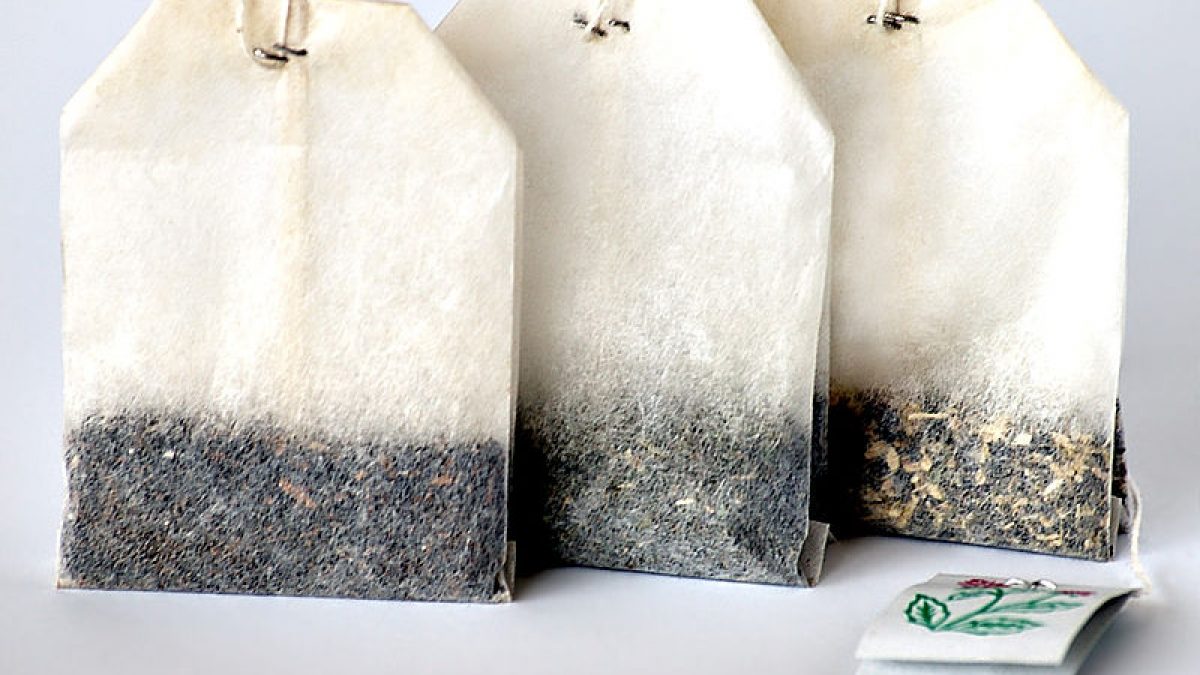 Come riciclare le bustine di tè? Provate a usarle per combattere i cattivi odori in modo naturale