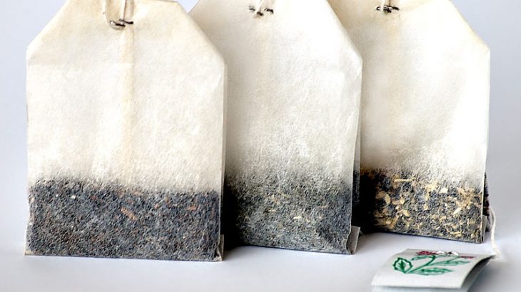 Come riciclare le bustine di tè? Provate a usarle per combattere i cattivi odori in modo naturale