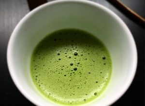 Il professor Bonucci ci spiega i benefici del tè verde e le sue controindicazioni